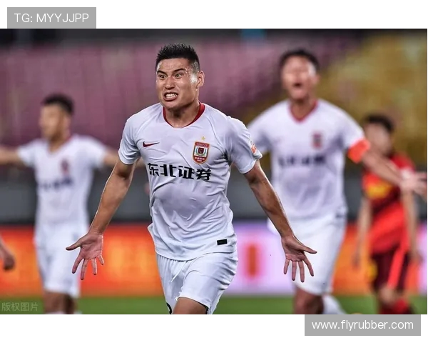 恒大与香港东方激烈对骂引发球迷热议赛场外的纷争与情绪对抗 恒大与香港东方激烈对骂引发球迷热议赛场外的纷争与情绪对抗